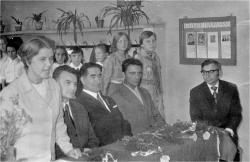 01.09.1973r. - powołanie Gminnej Szkoły Zbiorczej w Tarnowie Podgórnym, której dyrektorem została mgr Irena Ulanowska (od lewej), a zastępcą mgr Tadeusz Sikorski (pierwszy od prawej).