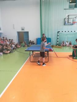 Rywalizacja w turnieju szkolnej ligi tenisa stołowego