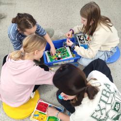 Uczniowie podczas zajęć z LEGO education w bibliotece szkolnej