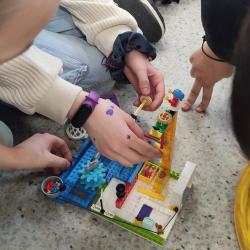 Uczniowie podczas zajęć z LEGO education w bibliotece szkolnej