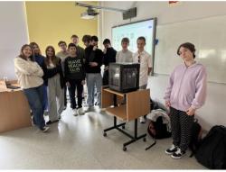 Uczniowie klas ósmych podczas lekcji informatyki z wykorzystaniem drukarek 3D