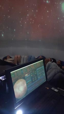 Planetobus - uczniowie podziwiający kosmos podczas zajęć.