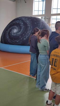 Planetobus - uczniowie podczas zajęć.