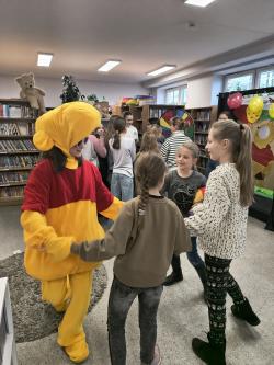 Dzień Kubusia Puchatka w bibliotece szkolnej.