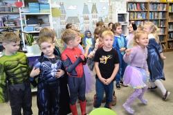 Listopad z teatrzykiem kamishibai - dzieci z oddziału przedszkolnego.