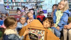 Listopad z teatrzykiem kamishibai - dzieci z oddziału przedszkolnego.