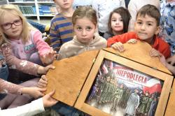 Listopad z teatrzykiem kamishibai - dzieci z oddziału przedszkolnego.