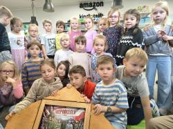 Listopad z teatrzykiem kamishibai - dzieci z oddziału przedszkolnego.