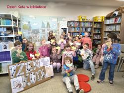 Sześciolatki w bibliotece 