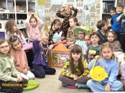 Sześciolatki w bibliotece 