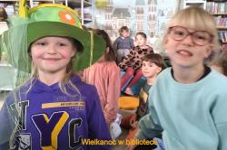 Sześciolatki w bibliotece 