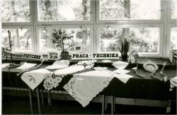 04.06.1988r. - 25 LAT SZKOŁY 1000 LECIA - wystawa dorobku towarzysząca uroczystości wręczenia Sztandaru.