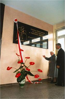21 września 2002r. - odsłonięcie tablicy pamiątkowej z im. Jana Pawła II przez najstarszą absolwentkę Szkoły Podstawowej panią Halinę Duda, która uczyła się w niej w latach 1918 - 1925.