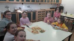 Uczniowie przygotowujący pizzę w ramach zajęć koła Akademia Młodego Kucharza