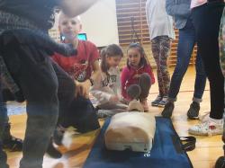 Europejski Dzień Przywracania Czynności Serca - uczniowie wykonujący resuscytację krążeniowo-oddechową