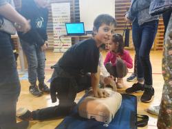 Europejski Dzień Przywracania Czynności Serca - uczniowie wykonujący resuscytację krążeniowo-oddechową
