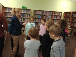 Pasowanie uczniów klas I na czytelników szkolnej bibliotek