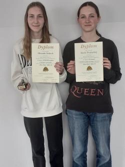 Nasze uczennice Weronika Stolarek oraz Emilia Przybylska - laureatki XXX konkursu Złota Żaba 2022/2023
